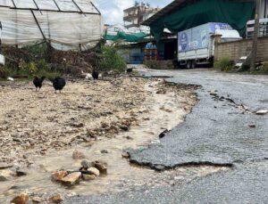 Alanya’da sağanak Konaklı’da su baskınına neden oldu, pazar esnafı zor anlar yaşadı