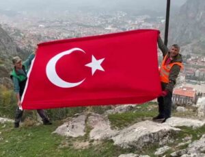 Amasya’da iki kardeş, Çakallar’da 8 torba atık toplayıp Türk bayrağı açtı