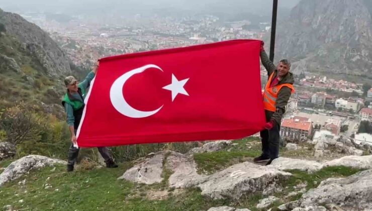 Amasya’da iki kardeş, Çakallar’da 8 torba atık toplayıp Türk bayrağı açtı