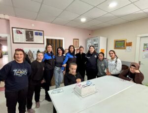 Amasya’da polis, özel eğitim gören 15 öğrenciye doğum günü sürprizi yaptı