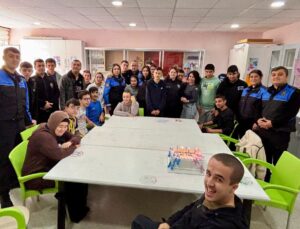 Amasya’da polis, özel gereksinimli 15 öğrenciye doğum günü sürprizi yaptı