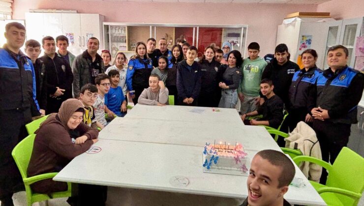 Amasya’da polis, özel gereksinimli 15 öğrenciye doğum günü sürprizi yaptı