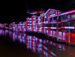 Amasya’da tarihi yapılar Cumhuriyet’in 103. yıl dönümünde kırmızı beyaza aydınlatıldı