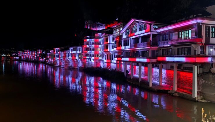 Amasya’da tarihi yapılar Cumhuriyet’in 103. yıl dönümünde kırmızı beyaza aydınlatıldı