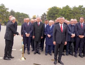 Anıtkabir’de soğuk rüzgarlar! Kılıçdaroğlu tokalaştı, Özel arkasına bile bakmadı
