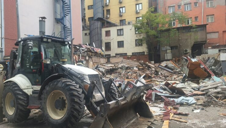 Ankara Altındağ’da riskli eğlence mekanı ve 2 büfe tahliye edilip yıkıldı