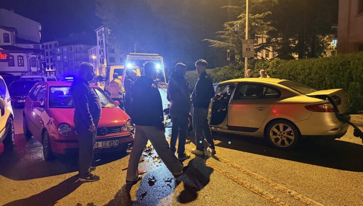 Ankara Çubuk’ta Kaymakamlık önünde iki otomobil çarpıştı, 2 kişi yaralandı