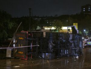 Ankara Yenimahalle’de oksijen tüpü yüklü kamyonla otomobil çarpıştı, 3 kişi yaralandı