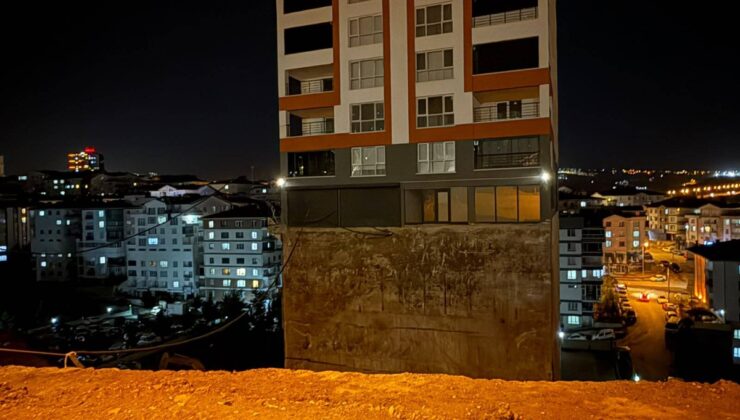 Ankara’da 17 katlı apartmanın istinat duvarı çöktü, temeli açığa çıktı! Bina tahliye edildi