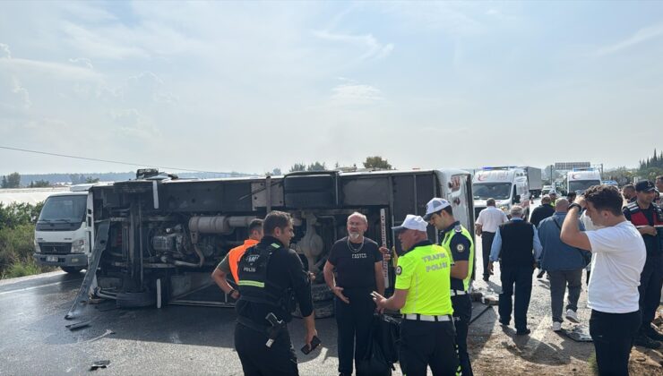 Antalya Aksu’da midibüs devrildi, ilk belirlemelere göre 5 kişi yaralandı