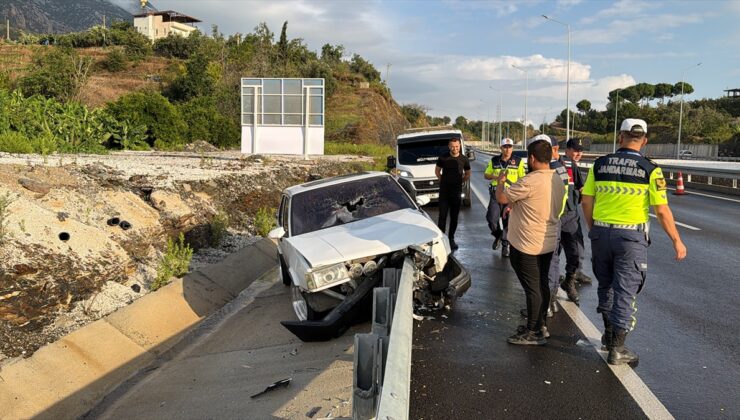Antalya Alanya’da otomobil demir bariyere saplandı, sürücü yaralandı