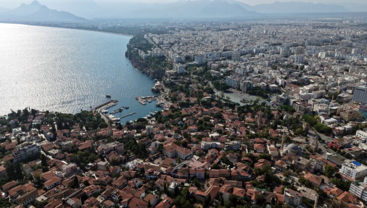 Antalya Kaleiçi’nde tarihi surlar ile modern kent dokusu dronla görüntülendi