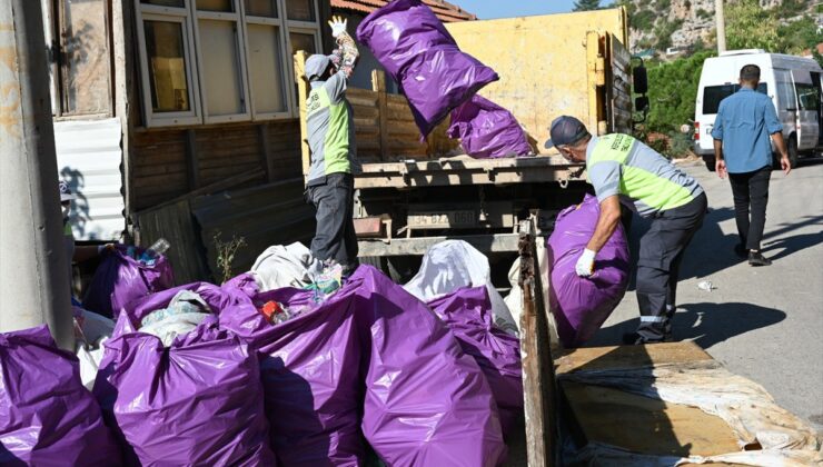 Antalya Kepez’de belediye ekipleri, kötü koku ihbarıyla evden 6 kamyon çöp temizledi