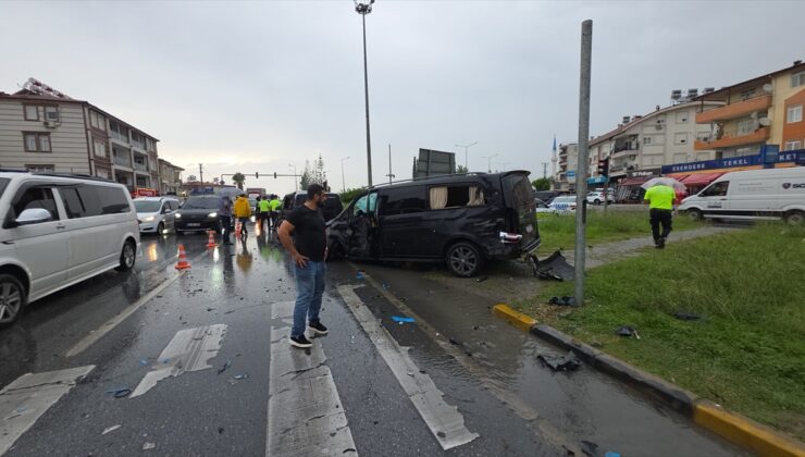 Antalya Manavgat’ta tır iki minibüse çarptı, 3 yaralı, tır sürücüsü gözaltına alındı