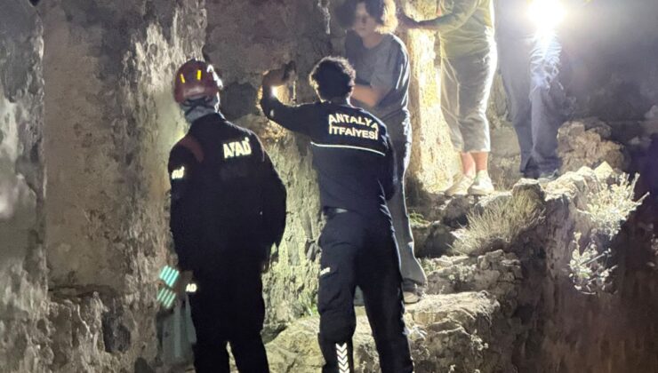 Antalya’da surlarda mahsur kalan 3 Rus turist, AFAD ve itfaiye ekiplerince kurtarıldı
