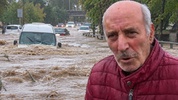 İstanbul'daki selde mucize kurtuluş! Araçtan atlayıp ağaçlara tutundu