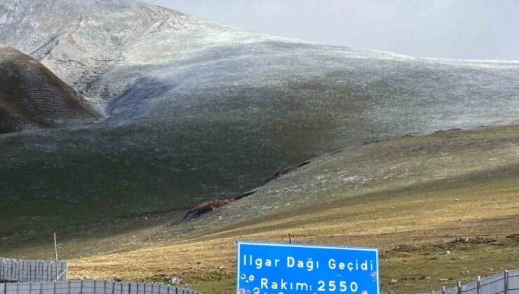 Ardahan Posof’ta Ilgar Dağı’nda kar ve tipi sürücülere zor anlar yaşattı