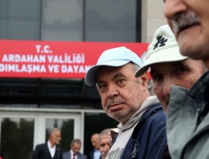 Ardahan Valisi Yamlı, Dünya Yaşlılar Günü etkinliğinde yaşlılarla sohbet etti