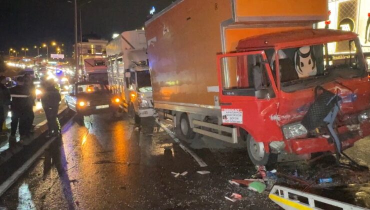 Avcılar D-100’de 4 aracın karıştığı zincirleme kazada 4 kişi yaralandı