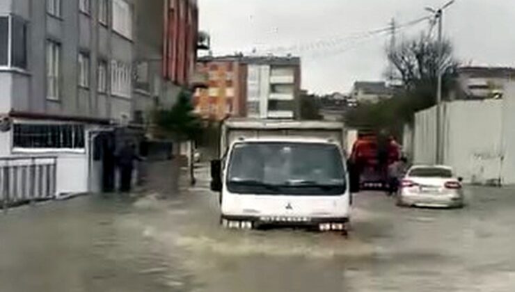 Avcılar’da sağanak Yeşilkent’te sokakları göle çevirdi, altgeçit dereye döndü