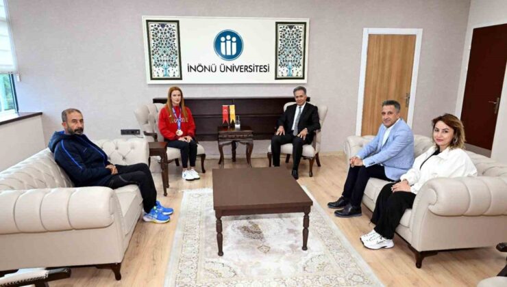 Avrupa’da altın madalya kazanan milli boksör Akbaş, Rektör Akpolat’ı ziyaret etti
