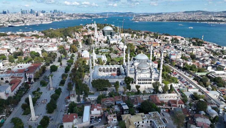 Ayasofya’nın ana kubbesindeki restorasyonda gri koruyucu örtü uzaktan fark ediliyor