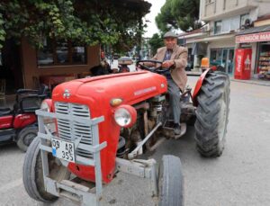 Aydın Efeler’de 1938 doğumlu Ali Avşar, 69 yıllık traktörle üretiyor