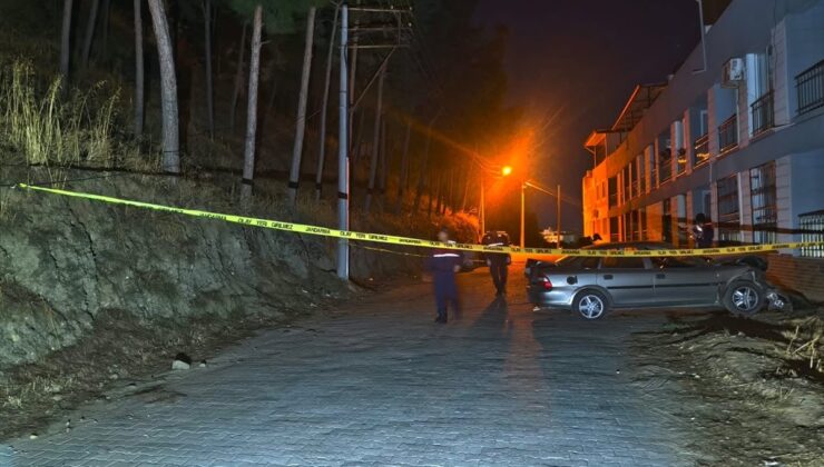 Aydın Nazilli’de otomobil balkona çarptı, sürücü yaralanarak hastaneye kaldırıldı