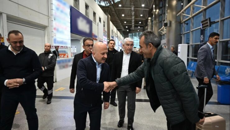 Aydın Valisi Varol, otobüs terminalinde yolcularla sohbet edip iyi yolculuklar diledi