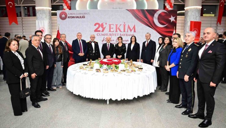 Aydın’da 103. yıl Cumhuriyet resepsiyonuna il protokolü eksiksiz katıldı