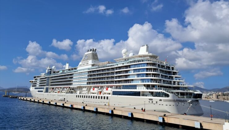Bahama bayraklı Silver Nova kruvaziyeri Bodrum’a 681 yolcu getirdi