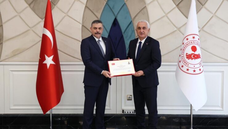 Bakan Çiftçi, SYDV performansında öne çıkan 17 mülki idare amirine belge verdi