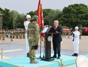 Bakan Güler, İskenderun’da sancak tevdi töreninde bahriyelilere hitap etti