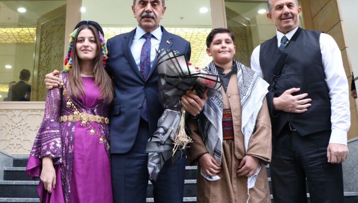 Bakan Tekin, Hakkari’de öğretmen sayısının 2002’den bu yana 3 kat arttığını açıkladı