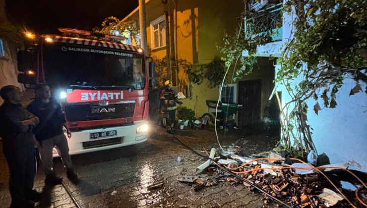 Balıkesir Bigadiç’te Turfullar Mahallesi’ndeki evin çatısında çıkan yangın söndürüldü