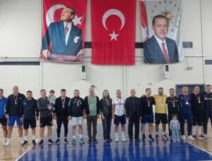 Balıkesir Gömeç’te Cumhuriyet Kupası voleybol finalini İlçe Emniyet Amirliği kazandı