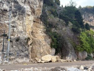 Bartın Amasra’da kayalar karavan alanına yuvarlandı, limanın bir kısmı kapatıldı