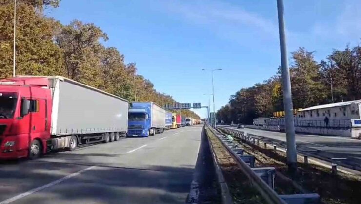 Batrovçi’de bazı Türk tır sürücüleri günlerdir kuyrukta, su ve ekmekleri tükendi