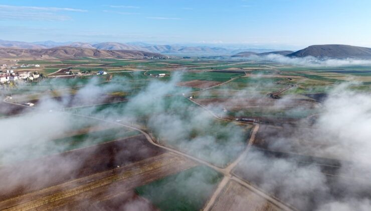 Bayburt Demirözü’nde etkili sis ilçe merkezini ve geniş alanları kapladı