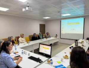 Bayburt’ta koruyucu ailelere çocuklarla sağlıklı iletişim eğitimi verildi
