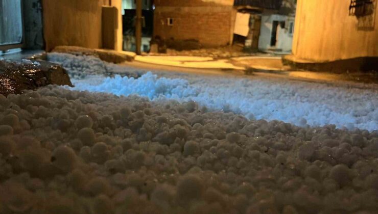 Bayburt’ta yaklaşık 10 dakika süren sağanak ve fındık büyüklüğünde dolu yaşamı etkiledi