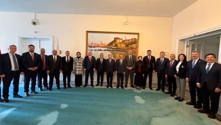 Bekir Bozdağ, sağlık sebebiyle istifa sonrası AK Parti grup toplantısına katıldı