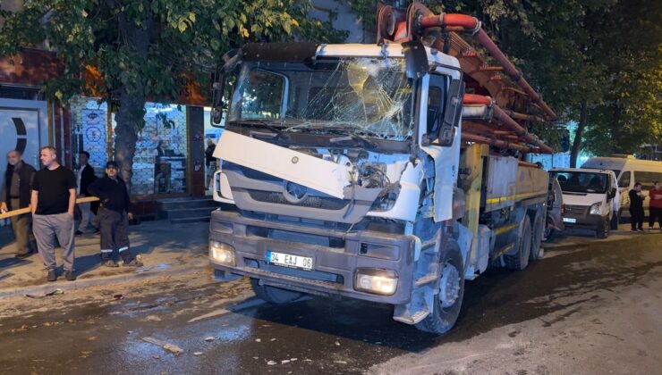 Beton pompası şoförü el frenini çekmeden inince araç Avcılar’da 7 araca çarptı