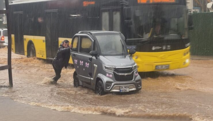 Beykoz’da sağanak yolları göle çevirdi, sürücüler araçlarını iterek ilerledi.