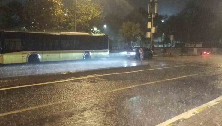 Beykoz’da şiddetli sağanak yolları su altında bıraktı, sürücüler ilerlemekte zorlandı
