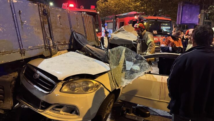 Beyoğlu’nda otomobil taksiye arkadan çarptı, otomobilde sıkışan 3 kişi kurtarıldı