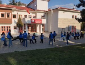 Bilecik’te gönüllü gençler çocuk evlerindeki çocuklarla oyun oynayıp sohbet etti.