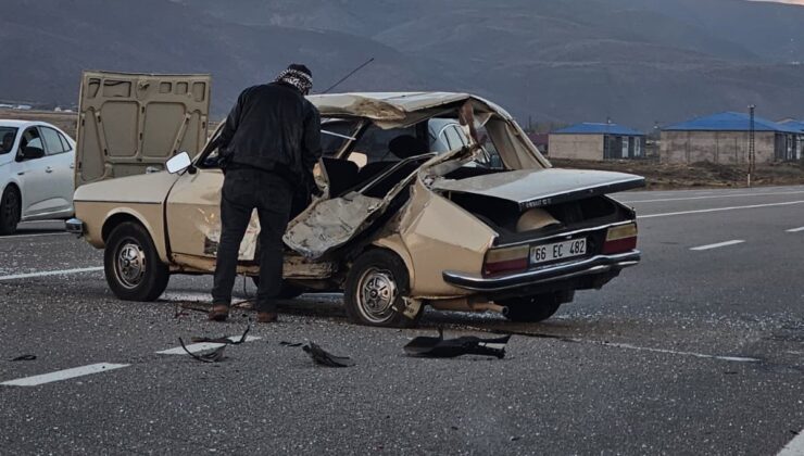 Bingöl Karlıova’da otomobil ile motosiklet çarpıştı, 3 kişi yaralandı