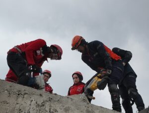 Bingöl’de 7 üzeri deprem senaryolu tatbikata 170 personel katıldı