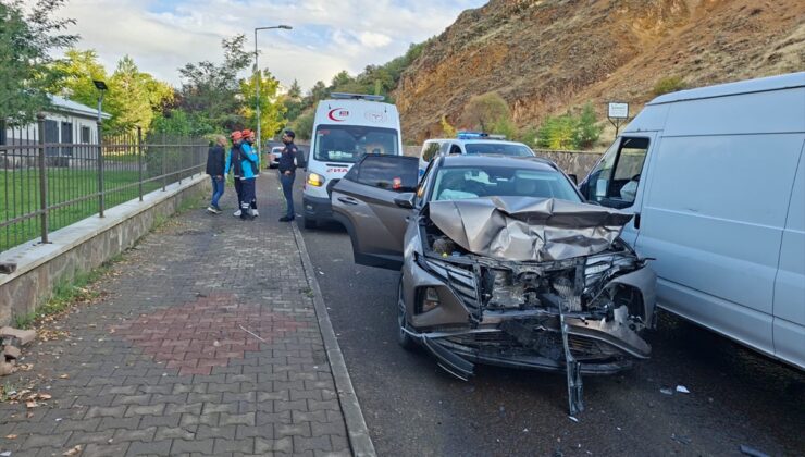 Bingöl’de otomobil ile panelvan çarpıştı, 3 yaralı hastaneye kaldırıldı